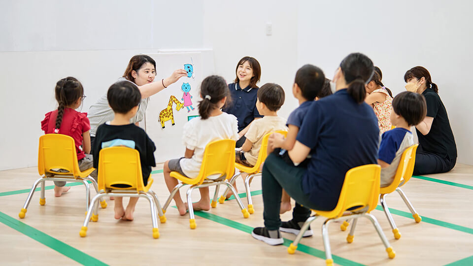 勉強中の子どもたち