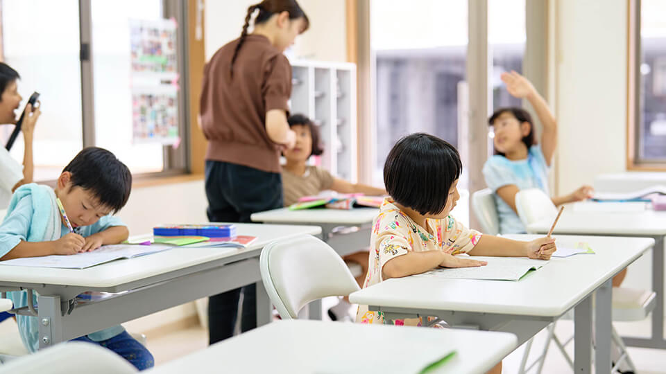 勉強中の子どもたち