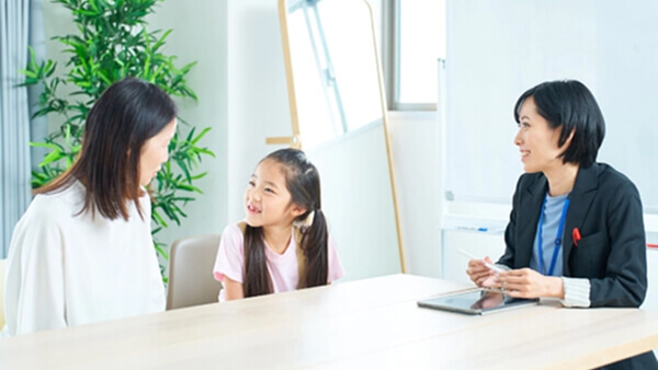 面談する職員と親子