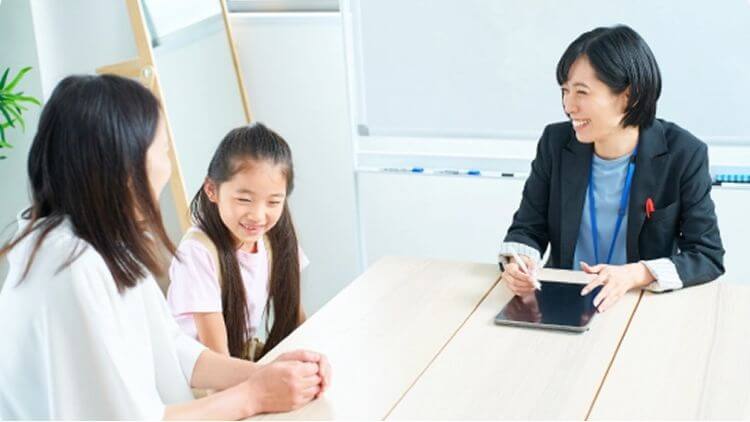 面談する職員と親子