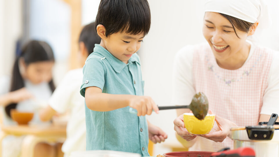 カレーをよそう子ども